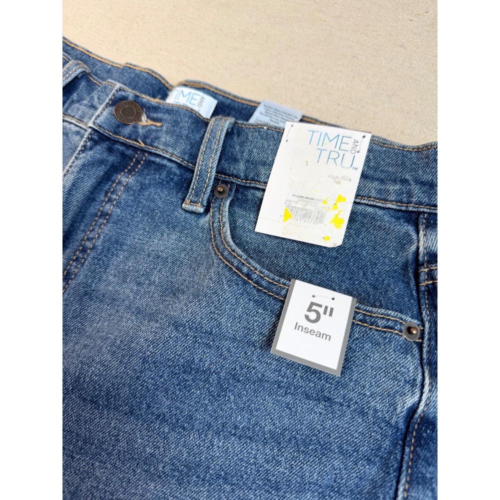 Time and Tru Women High Rise Denim Shorts Medium Wash Blue Size 6 5in Inseam NWT - Picture 2 of 4